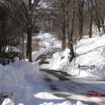 Strada villaggio con la neve